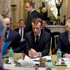 Macron reunido con parte de su Gobierno y representantes de la banca hoy en el Elíseo.