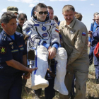 El cosmonauta ruso Yuri Malenchenko es trasladado por los equipos de rescatre tras aterrizar cerca de Zhezkazgán, en la estepa de Kazajistán.