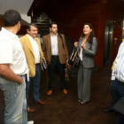 La representante de LM, Luisa Martínez, con un grupo de sindicalistas en el hotel AC antes del encue