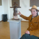 El artista de Rioscuro muestra uno de sus trabajos expuestos en Sosas.
