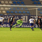 Caro detuvo un penalti ante el Tenerife y mantuvo la portería a cero por cuarta vez. L. DE LA MATA