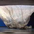 La lona de plástico que recubre el monumento en memoria de las víctimas del 11M se ha venido abajo. Un sistema de aire comprimido debería mantenerla en pie. Pero la membrana está rota desde hace dos meses.