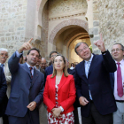 Ana Pastor, entre Pedro Arahuetes y Antonio Silván, en el Arco de Santiago en Segovia.