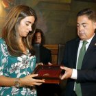 El presidente de la Diputación de León, Marcos Martínez, hace entrega de la Medalla de Oro de la Provincia a la hija de Isabel Carrasco, Loreto Rodríguez Carrasco.