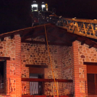 Dos momentos del incendio que tuvo lugar anoche en San Andrés.