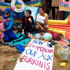 Una mujer ataviada con un "burkini" participa en una protesta bajo el lema "Lleva lo que quieras" en el exterior de la embajada francesa en Londres