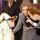 Doña Sofía y la Princesa Real Lalla Salma saludan a un niño