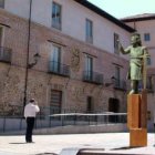 Recreación virtual de cómo quedaría la futura estatua de Alfonso VI en la plaza de Don Gutierre.