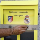 Un ciudadano deposita su colilla en una de las urnas-cenicero colocadas en algunas calles de Madrid.