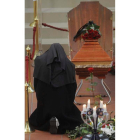 Una religiosa se arrodilla ante el ataúd del expresidente checo.