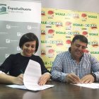 Margarita Serna y Apolinar Castellanos firman el acuerdo. DL