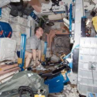 El astronauta de la Nasa T.J. Creamer, ejercitándose en la unidad nodal de la estación espacial.