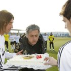 Ramos y Casillas regalaron una tarta a Mourinho por su 49 cumpleaños.