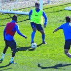 Javi García, debutante en el partido de El Sardinero, entrenando aner con el primer equipo de la Deportiva.