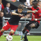 El brasileño del Atlético de Madrid Diego Ribas regatea a Tongo Doumbia, del Stade Rennes.