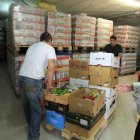 Voluntarios de la oenegé, organizando los alimentos.