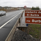 Un tramo de la N-120, actual conexión entre el Bierzo y Orense, a su paso por el municipio de Toral de los Vados. L. DE LA MATA