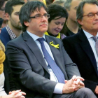 Carles Puigdemont y Artur Mas, con la directora de campaña de JxCat, Elsa Artadi, en Bruselas.