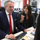 Nicanor Sen, alcalde de Cistierna, con Susana Vergara Pedreira, redactora jefa del Diario de León, durante el encuentro digital con los lectores. RAMIRO