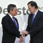 El presidente del Gobierno, Mariano Rajoy, saluda al presidente del Banco Central Europeo (BCE), Mario Draghi en los actos del Centenario Deusto Business School.