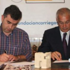 Pablo Álvarez y José María Abril, en el momento de la firma.