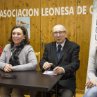 Juan Luis Díez, Aurora Baza y Félix Llorente, ayer en la Asociación Leonesa de Caridad. FERNANDO OTERO PERANDONES