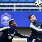 Lucas, a punto de cabecear un balón junto a Pogba, en un entrenamiento de la selección francesa.
