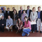 Los alumnos de formación dual, con los directivos de Asprona y las autoridades.
