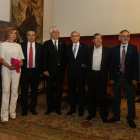 El galardonado, Armando López Castro, junto a los miembros del jurado del V Premio de Poesía Universidad de León