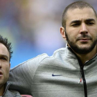 Karim Benzema y Mathieu Valbuena, antes de un partido de la selección francesa.