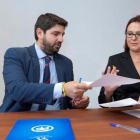 El presidente en funciones de Murcia, Fernando López Miras, y la diputada de Ciudadanos Isabel Franco durante la firma de su acuerdo bipartito de 72 medidas.
