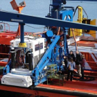 Preparación del robot submarino 'ROV Comanche' en la cubierta del 'Clara Campoamor'.