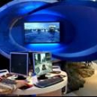Un visitante prueba uno de los ordenadores en la feria CeBIT