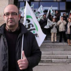 Fabricio Gómez, delante de los trabajadores que se concentraron en los juzgados.