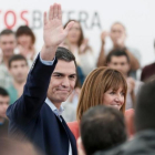 Pedro Sánchez y la candidata del PSOE a lendakari, Idoia Mendia, este sábado en San Sebastián.