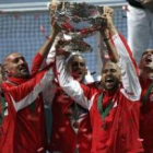 Los integrantes del equipo serbio celebran su victoria sobre Francia en la final de la Copa Davis