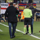 La imagen recoge el momento en el que el mediocentro de la Cultural Sergio Marcos abandona el césped tras ser expulsado por doble amarilla ante el Barça. MARCIANO PÉREZ