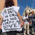 Una mujer se manifiesta junto al Vaticano. CRISTINA CABREJAS