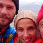 Chris Hemsworth, Elsa Pataky y Jesús Calleja, durante su viaje al Himalaya.
