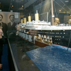 Una mujer observa una maqueta del ‘Titanic’, hundido hace 100 años.