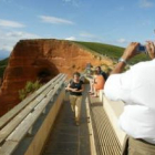Un turista toma fotografías del paraje de Las Médulas desde el mirador de Orellán.