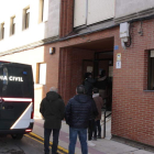 Los detenidos fueron trasladados en un furgón desde León al juzgado de Cistierna. CAMPOS