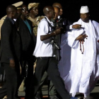 Yahya Jammeh a su llegada al aeropuerto para exiliarse a Guinea Ecuatorial.