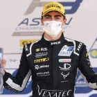 David Vidales con el trofeo que le acredita como segundo clasificado en la carrera de la Fórmula 3 Asiática en Dubai. F3A