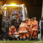 Fernando Torres sale en ambulancia de Riazor.