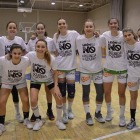 Las jugadoras del Hijolusa con camisetas contra la violencia de género. DL