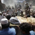 Los equipos de rescate trabajan entre las ruinas del edificio que se ha derrumbado en Bombay