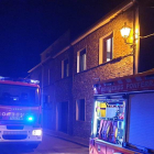 Los camiones de Bomberos, en la calle afectada de Cacabelos. DL