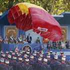 Un paracaidista, ante el palco de autoridades del desfile militar de la Fiesta Nacional.