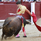 Talavante en la faena de muleta a su primer toro.